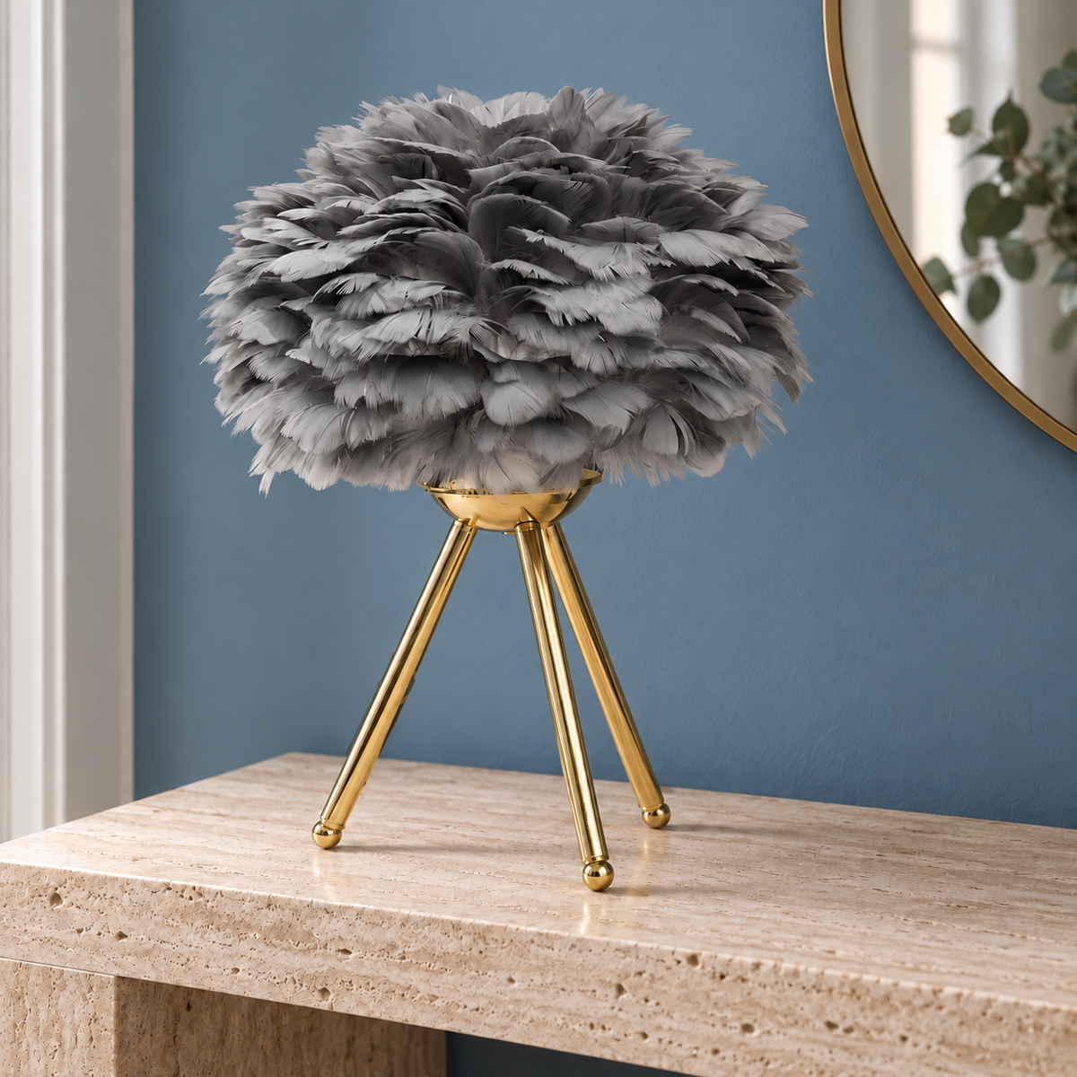 Lampe à trépied doré, abat-jour gris dans une entrée bleue — mise en scène