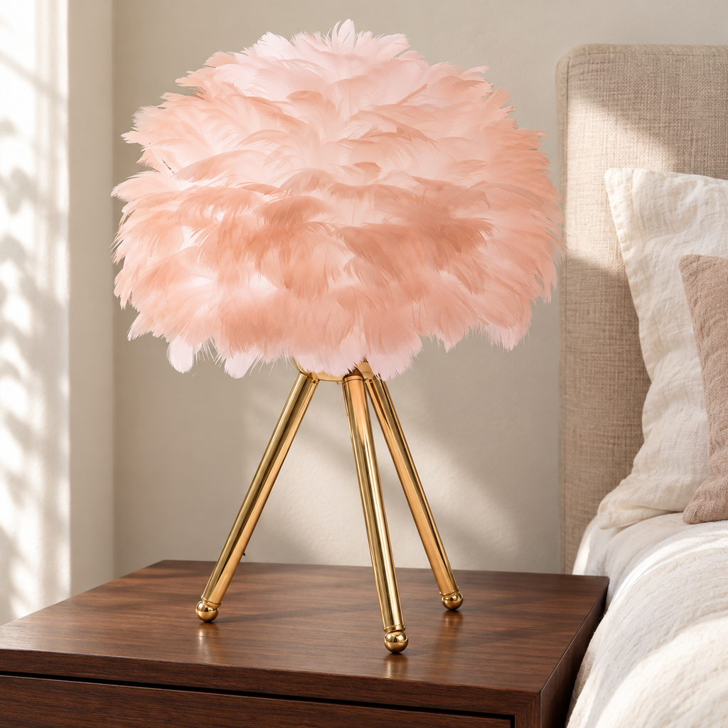 Lampe à trépied doré, abat-jour rose sur un chevet en noyer — mise en scène