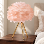 Lampe à trépied doré, abat-jour rose sur un chevet en noyer — mise en scène
