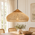 Suspension à abat-jour tressé arrondi dans un décor repas chene