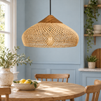 Suspension à abat-jour tressé arrondi dans un décor coin repas bleu