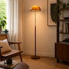 Lampadaire orange et brun près d’un fauteuil