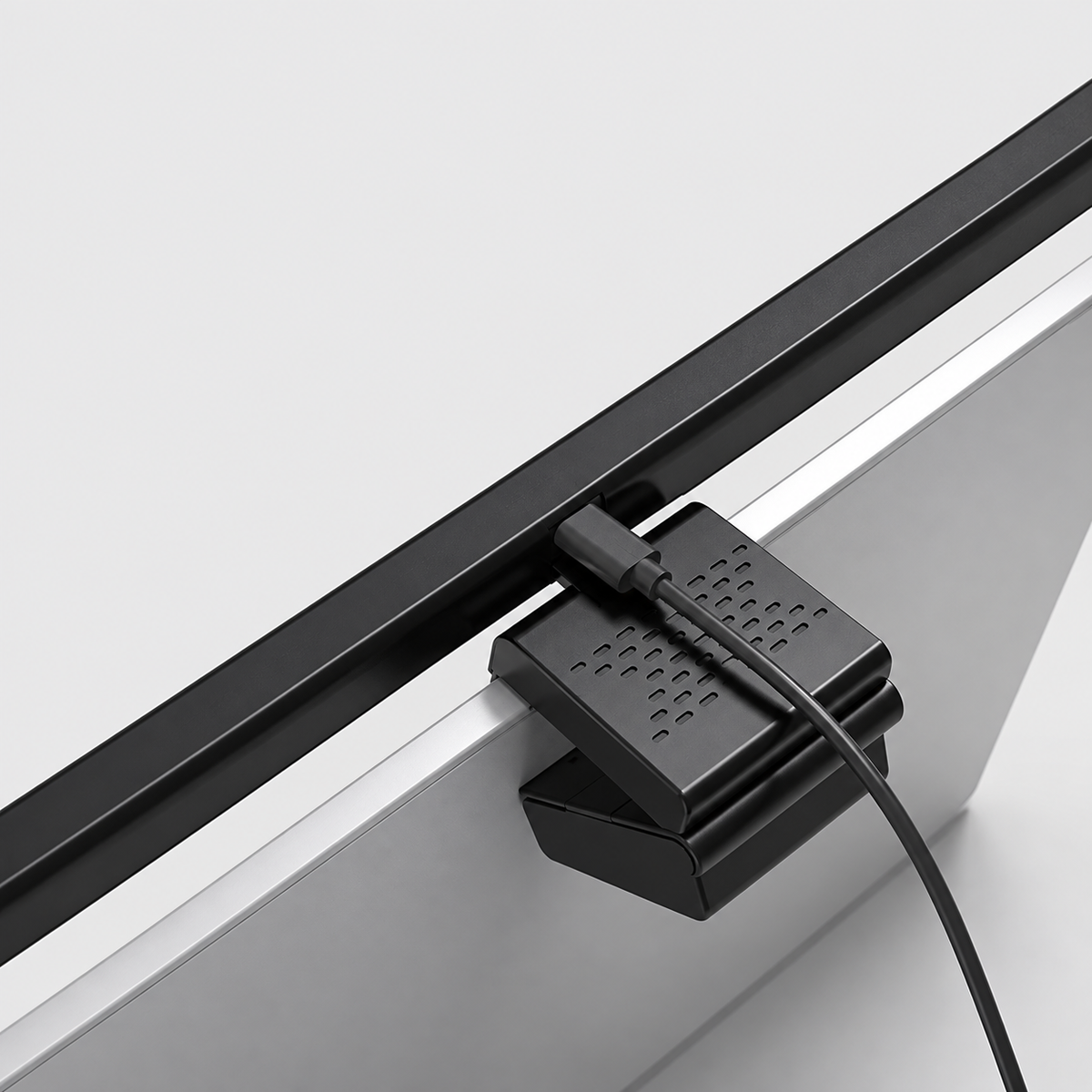 Viséo noir, détail de la fixation arrière et du raccordement USB sur un écran. Visuel retouché par IA à partir des images du fournisseur.