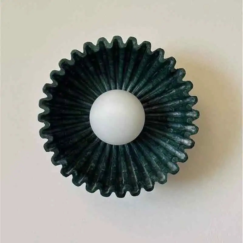 Volute, vue frontale de la corolle vert foncé et du globe blanc