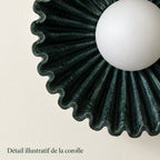 Volute — Observer le relief de la corolle. Création illustrative fondée sur les références du modèle ; décor non inclus. Échelle illustrative, dimensions exactes à confirmer.