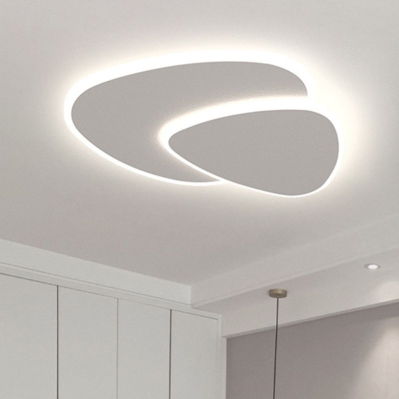 Plafonnier Zeno installé dans un salon blanc