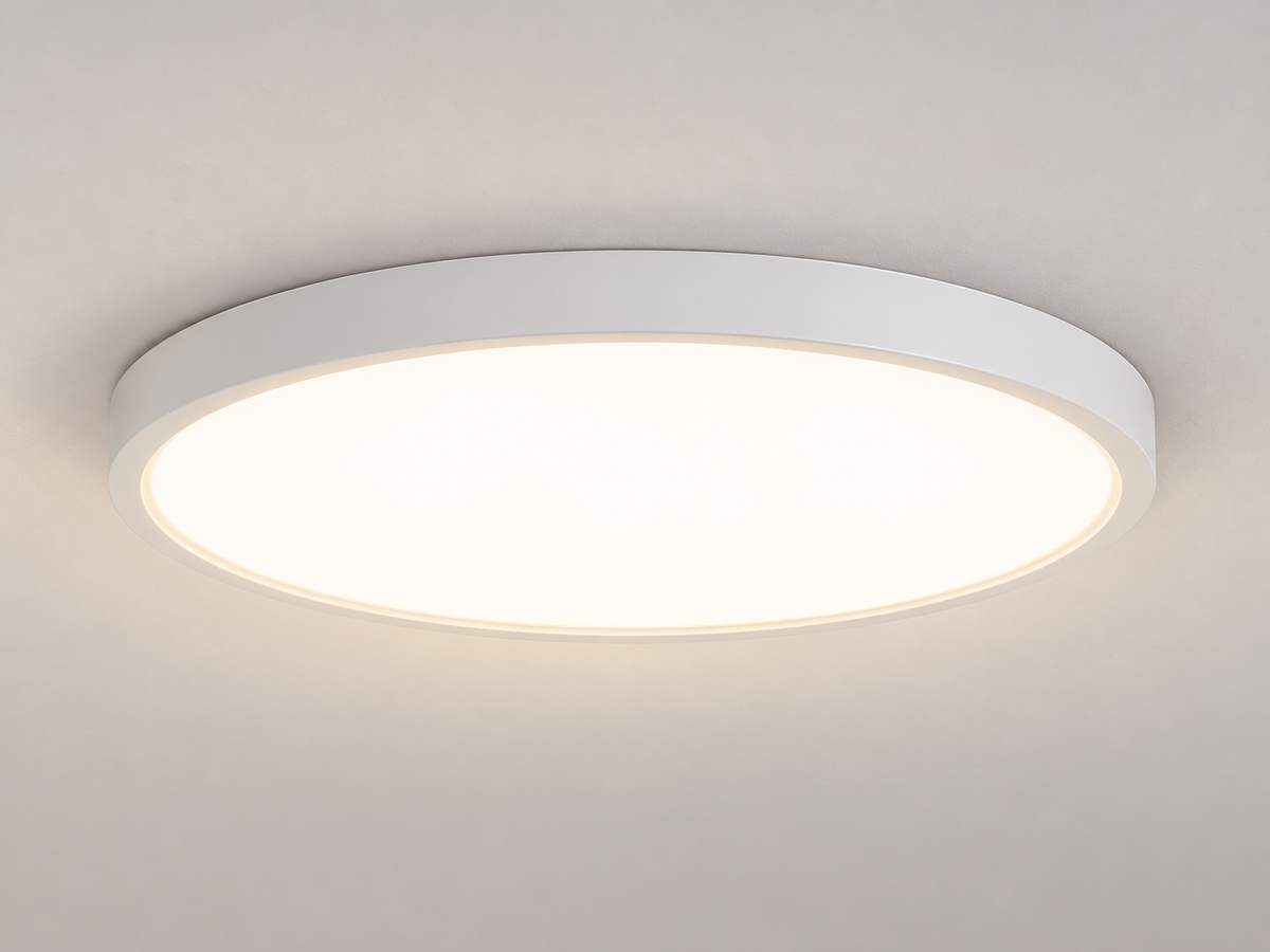 Zylo, plafonnier LED blanc extra-plat Ø 40 cm — detail profil, mise en scène illustrative créée à partir du modèle.