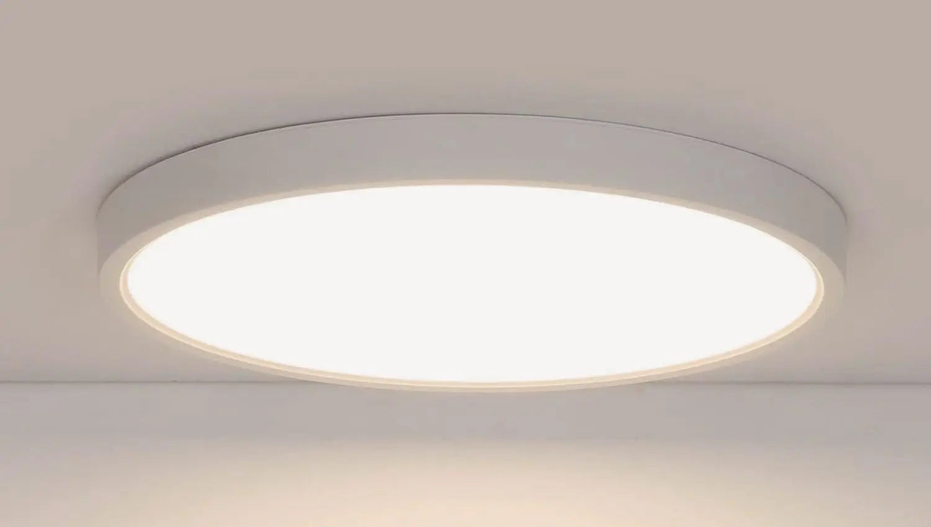 Plafonnier Zylo blanc allumé, vu de dessous au plafond.