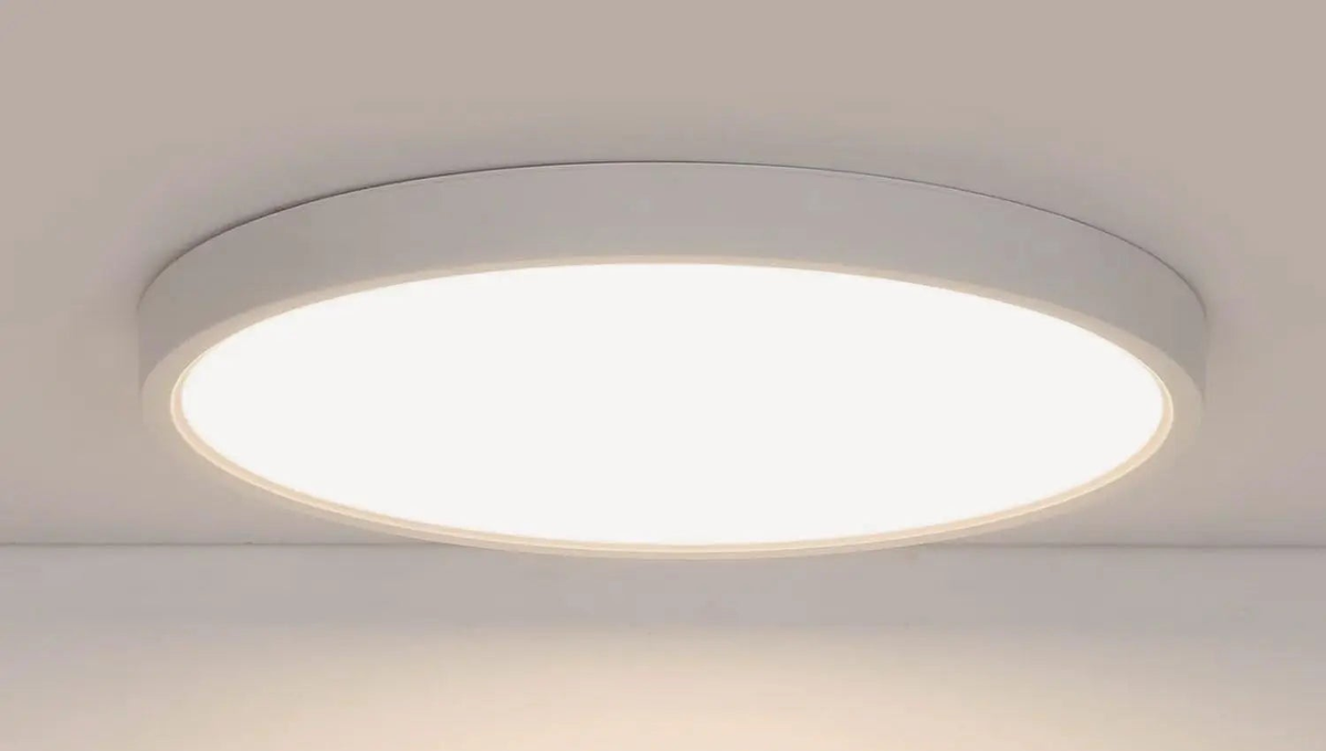 Plafonnier Zylo blanc allumé, vu de dessous au plafond.